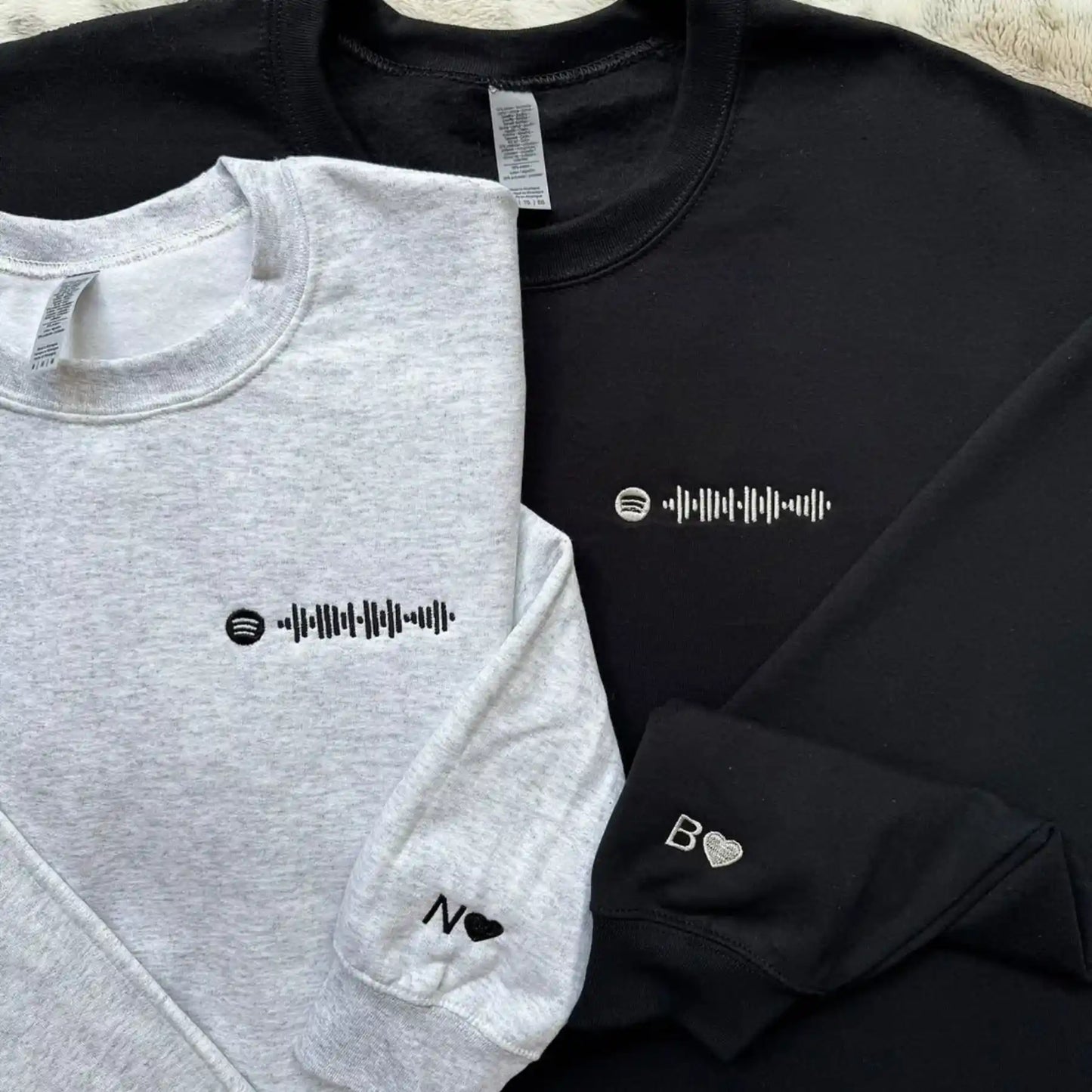 Polerón bordado personalizado para parejas diseño canción spotify en Heartmade Chile