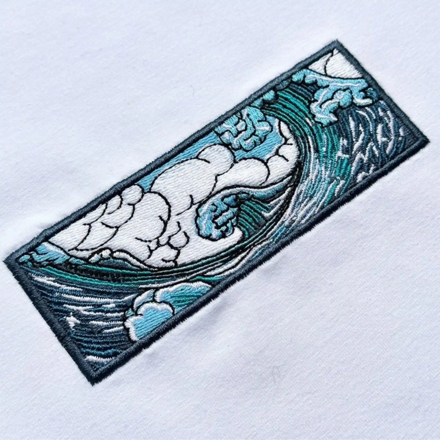 Polerón bordado personalizado ola kanigawa en Heartmade Chile