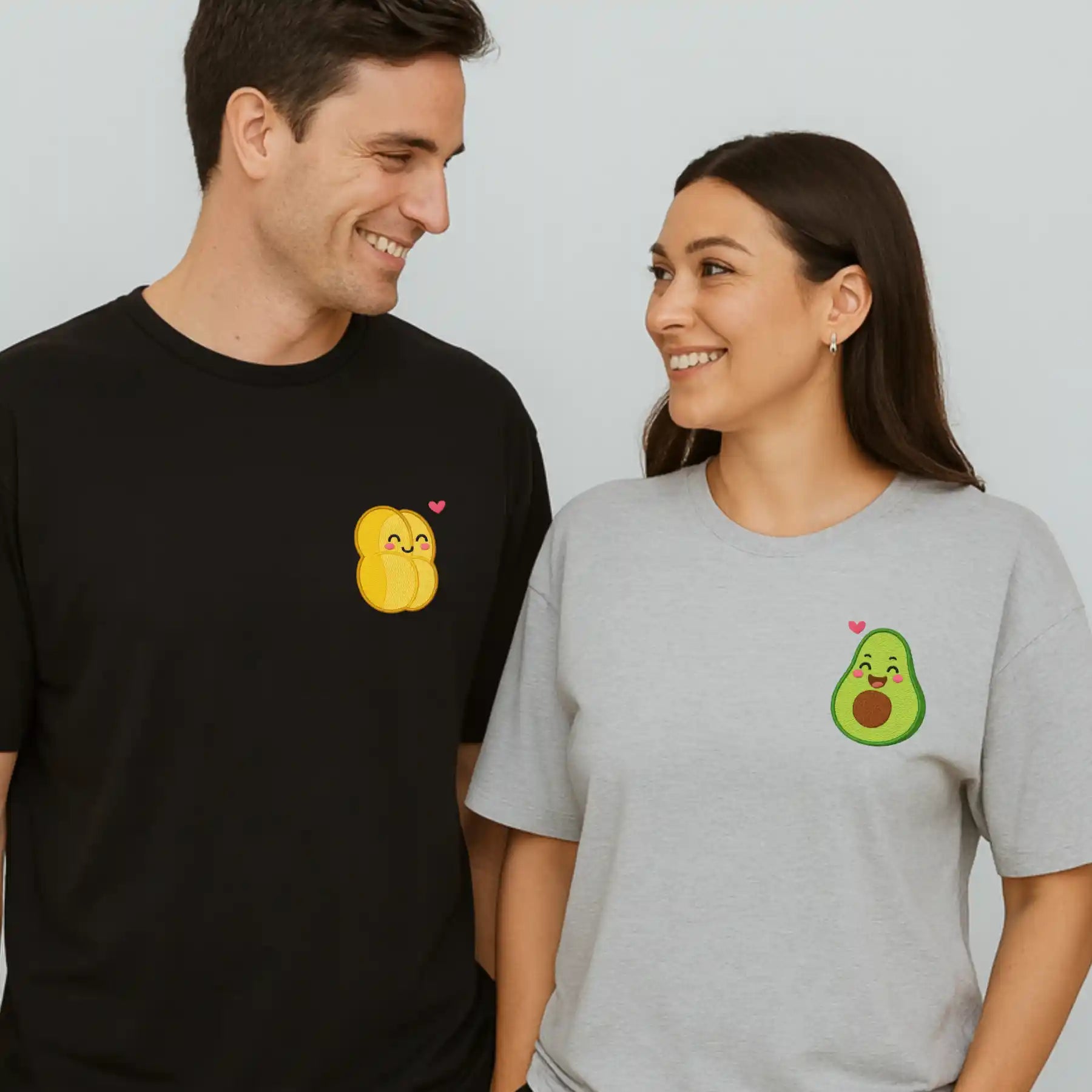 Polerón bordado personalizado para parejas diseño marraqueta con palta en Heartmade Chile